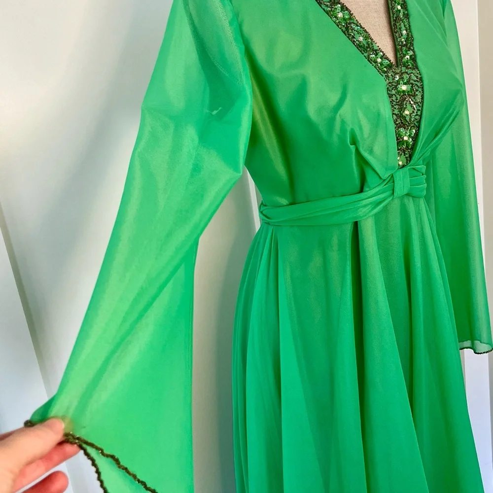 Elegant Green Long Sleeve Dress - Picture 3 of 12